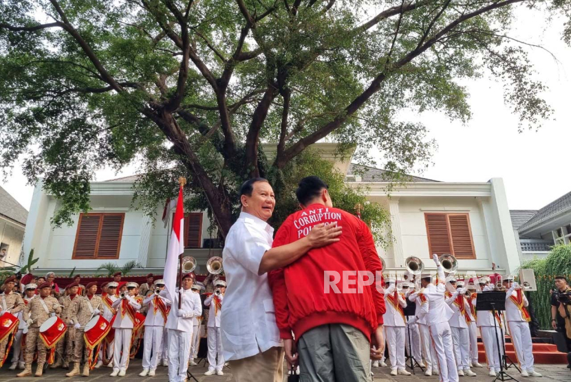 Ketua Umum Partai Gerindra, Prabowo Subianto menyambut kedatangan Ketua Umum Partai Solidaritas Indonesia (PSI), Kaesang Pangarep di kediamannya, Jakarta, Kamis (12/10/2023). 