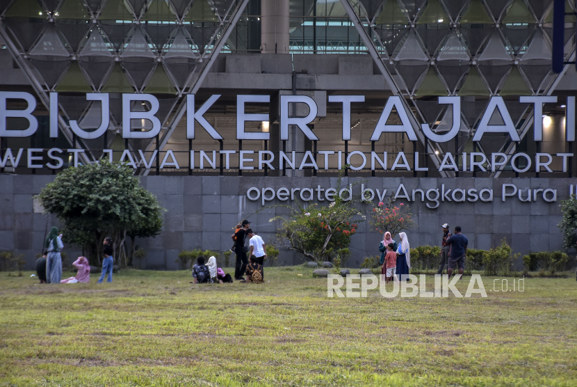Sejumlah keluarga jamaah calon haji berada di area Bandar Udara Internasional Jawa Barat (BIJB) Kertajati, Kabupaten Majalengka, Jawa Barat