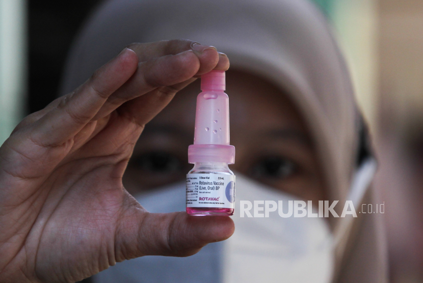 Petugas kesehatan menunjukkan vaksin rotavirus yang akan diberikan kepada bayi, (ilustrasi)