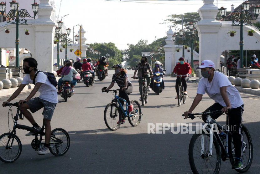 Warga bersepeda di kawasan Malioboro Yogyakarta, Ahad (21/6). Akhir-akhir ini olahraga bersepeda menjadi hal yang paling digemari saat pandemi Covid19