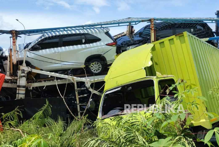 Salah satu truk trailer yang terlibat kecelakaan di tol Semarang-Solo di KM 487+600 sedang dilakukan proses evakuasi dari lokasi, Jumat (14/4/2023).
