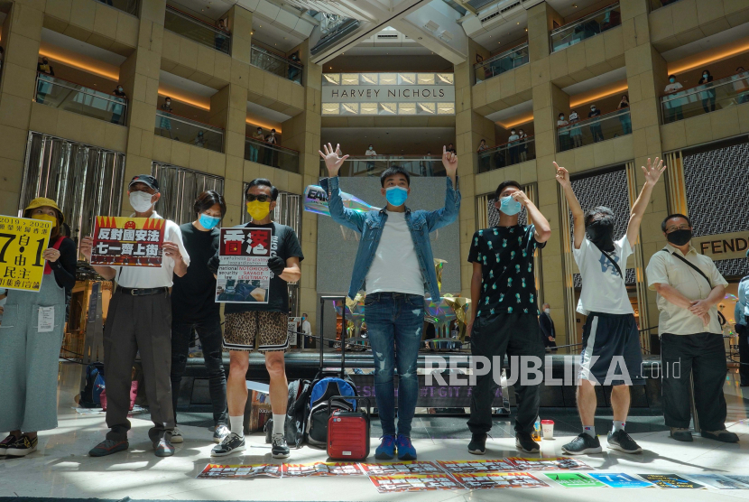 Para pengunjuk rasa berkumpul di sebuah pusat perbelanjaan di Central selama protes pro-demokrasi terhadap hukum keamanan nasional Beijing di Hong Kong, Selasa, 30 Juni 2020. Media Hong Kong melaporkan bahwa China telah menyetujui undang-undang yang kontroversial yang akan memungkinkan pihak berwenang untuk menindak aktivitas subversif dan separatis di Hong Kong, memicu kekhawatiran bahwa itu akan digunakan untuk mengekang suara oposisi di wilayah semi-otonom.
