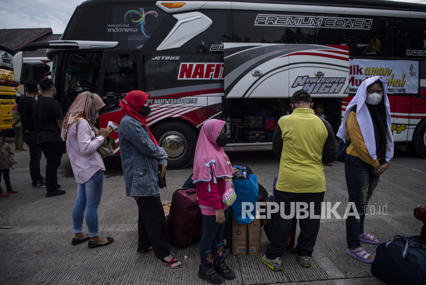 Pemudik menunggu kedatangan bus mereka dalam mudik gratis yang digelar Direktorat Jenderal Perhubungan Darat Kemenhub di Terminal Kampung Rambutan, Jakarta Timur.