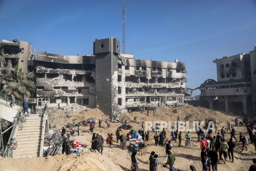 Pemandangan umum saat warga Palestina memeriksa kerusakan di luar Rumah Sakit Al-Shifa setelah tentara Israel mundur setelah operasi militer selama dua minggu, di Kota Gaza, 1 April 2024.