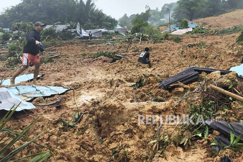 Tangkapan layar dari video yang dirilis oleh Badan Nasional Penanggulangan Bencana (BNPB), warga meninjau lokasi longsor yang melanda sebuah desa di Pulau Serasan, Kabupaten Natuna, Provinsi Kepulauan Riau, Senin, (6/3/2023). Polri menerjunkan sebanyak 145 personel untuk evakuasi korban longsor di Natuna Kepri