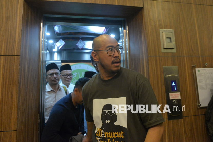 Komika Pandji Pragiwaksono usai melakukan pertemuan di Gedung MUI, Jakarta, Selasa (3/2/2026). Komika Pandji Pragiwaksono bersilaturahim dan tabayun ke Majelis Ulama Indonesia (MUI) terkait materi stand up comedy Mens Rea yang sempat menjadi perhatian sejumlah pihak. Pandji diterima langsung oleh Ketua MUI Bidang Fatwa Prof. KH. Asrorun Niam Sholeh.