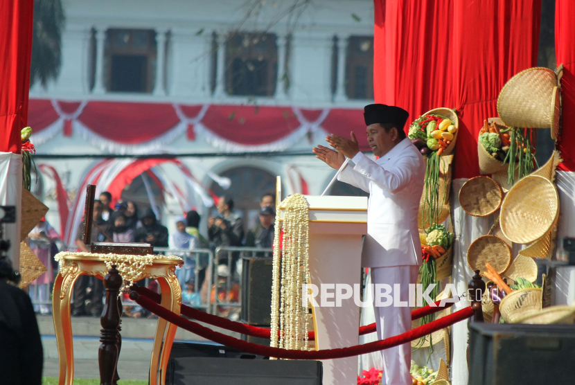 Gubernur Jawa Barat (Jabar) Dedi Mulyadi menyampaikan sambutan saat upacara peringatan HUT ke-80 RI tingkat Provinsi Jawa Barat, di kawasan Gasibu, Kota Bandung, Ahad (17/8/2025). Gubernur menyampaikan bahwa pemerintah Provinsi Jabar berkomitmen untuk mengembalikan kembali anggaran untuk kepentingan pendidikan rakyat. Baik pendidikan formal, maupun informal.