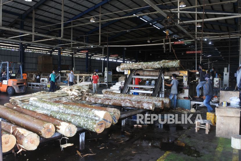 Sejumlah pekerja mengolah kayu di pabrik di Jawa Timur (ilustrasi). Apindo Jawa Timur menyatakan, ratusan perusahaan di Jatim bersiap mengajukan penangguhan pembayaran upah sesuai UMK 2021.