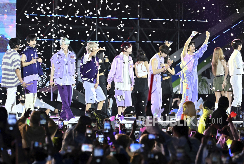 Grup K-pop saat konser (ilustrasi). Sebagian bintang K-pop merokok atau ngevape ternyata demi memproleh suara rendah.