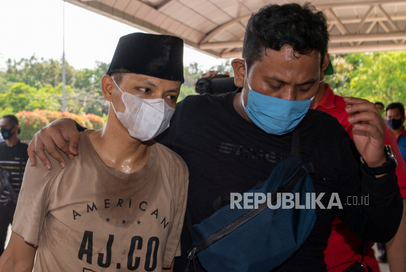 Anggota BNN menggiring Tersangka bandar narkoba yang merupakan Anggota DPRD Kota Palembang 2019-2024 dari Partai Golkar Doni (kiri) saat tiba di BandaraSultan Mahmud Badaruddin (SMB) II di Palembang, Sumatera Selatan, Kamis (24/9/2020).Tersangka Doni bersama empat orang tersangka lainnya serta barang bukti narkoba jenis sabu seberat 5kg dan 30.000 butir ekstasi dibawa ke Jakarta untuk dilakukan pemeriksaan lebih lanjut. 