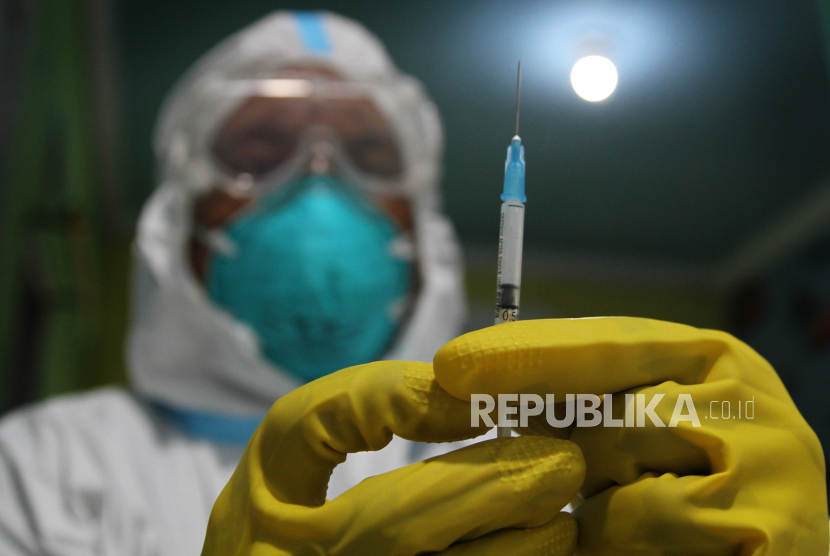 Petugas kesehatan mempersiapkan vaksin COVID-19 di Kendari, Sulawesi Tenggara. Tim Satuan Tugas Penanganan COVID-19 Sulawesi Tenggara (Sultra) mencatat total warga di provinsi itu yang terinfeksi positif COVID-19 sudah sebanyak 10.697 setelah pada Sabtu (19/6) bertambah 22 orang. 