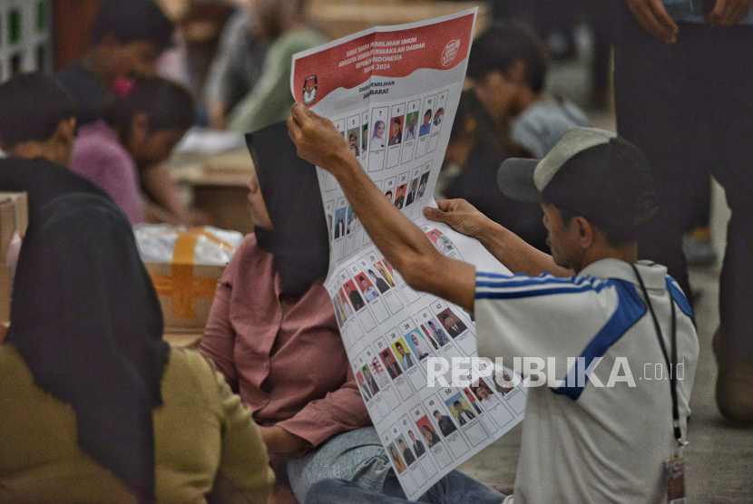 Para pekerja lepas menjalankan proses sortir surat suara di gudang logistik KPU Kota Depok, Jawa Barat. 