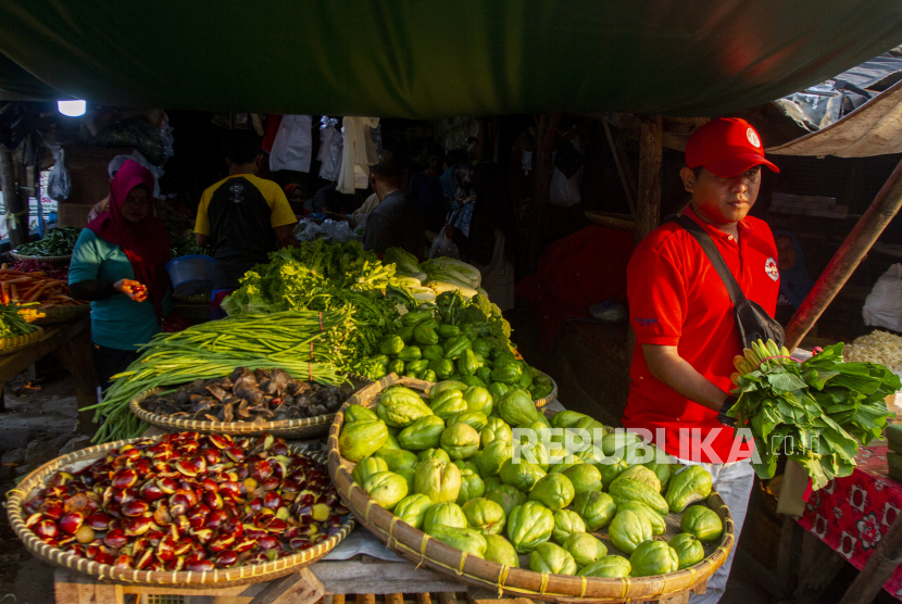 Warga membeli sayur mayur di Pasar Baru, Karawang, Jawa Barat, Senin (30/5/2022). Kementerian Keuangan menyatakan berbagai kebijakan pemerintah termasuk terkait stabilisasi harga dan bantuan subsidi akan mampu menjaga daya beli masyarakat dan inflasi.