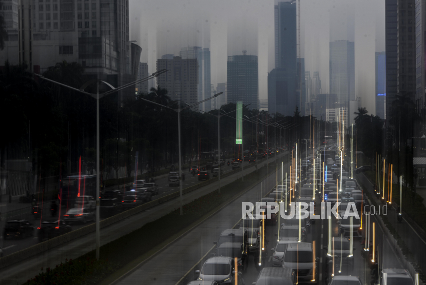 Sejumlah kendaraan terjebak kemacetan di kawasan Sudirman, Jakarta, Rabu (3/11). Mobilitas masyarakat Ibu Kota semakin meningkat karena dilonggarkannya beberapa peraturan diantaranya aturan kerja pada sektor esensial sebesar 100 persen dan sektor non esensial sebesar 75 persen di masa PPKM level 1. Republika/Putra M. Akbar