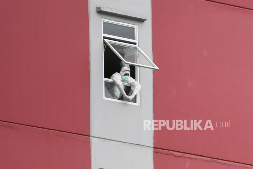 Petugas tenaga kesehatan beraktivitas di Rumah Sakit Darurat Covid-19 Wisma Atlet Kemayoran di Jakarta. Membuka jendela tiap hari membantu menjaga sirkulasi udara yang sehat.
