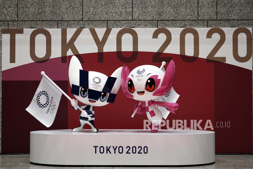 Patung Miraitowa, center, dan Someity yang diresmikan, maskot resmi untuk Olimpiade dan Paralimpiade Tokyo 2020, diresmikan selama upacara yang diadakan untuk menandai 100 hari sebelum dimulainya Olimpiade Tokyo 2020 di gedung Pemerintah Metropolitan Tokyo di Tokyo, Jepang. , 14 April 2021