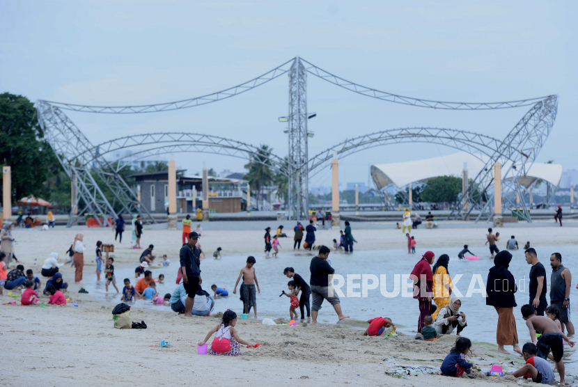 Pengunjung berwisata di Pantai Lagoon, Ancol, Jakarta. Pemprov DKI meminta Ancol untuk segera mengklarifikasi terkait proyek mangkrak.