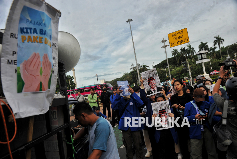 Massa dari BEM SI Kerakyatan menggelar aksi di kawasan Patung Kuda, Jakarta, Kamis (26/12/2024). Dalam aksinya, mahasiswa menuntut pemerintah untuk membatalkan kebijakan kenaikan PPN 12 persen yang akan berlaku pada Januari 2025 mendatang. Massa aksi menilai kebijakan kenaikan PPN 12 persen tersebut akan merugikan masyarakat di tengah kondisi ekonomi yang sulit.