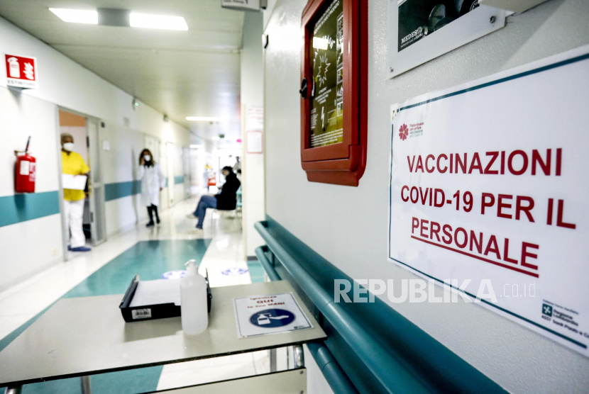  Operasi vaksinasi COVID-19 dengan vaksin Pfizer-BioNTech di Rumah Sakit San Paolo, Milan, Italia, 04 Januari 2021.