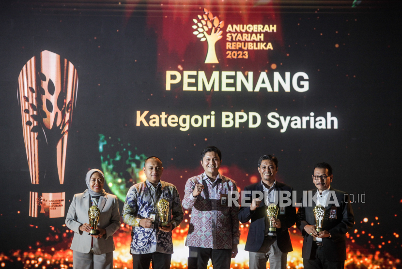 Direktur KKNEKS Sutan Emir Hidayat (tengah) berfoto bersama pemenang kategori BPD Syariah saat acara Anugerah Syariah Republika 2023 di Jakarta, Kamis (30/11/2023). 