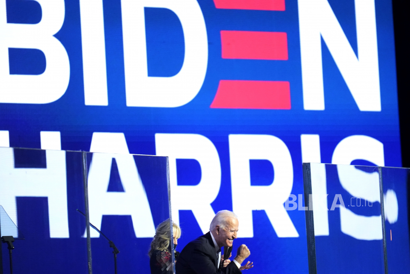  Presiden terpilih Joe Biden memberi isyarat kepada kerumunan setelah berbicara di Wilmington, Del., Sabtu, 7 November 2020.