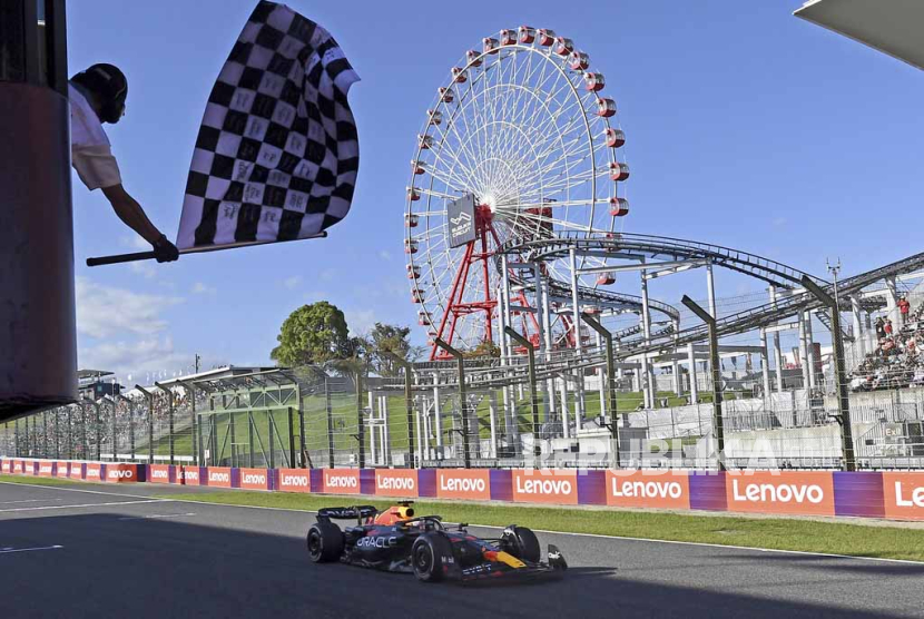 Pembalap Red Bull Max Verstappen dari Belanda melewati garis finis untuk memenangi Grand Prix Formula Satu Jepang di Sirkuit Suzuka, Suzuka, Jepang tengah, Ahad, (24/9/2023)