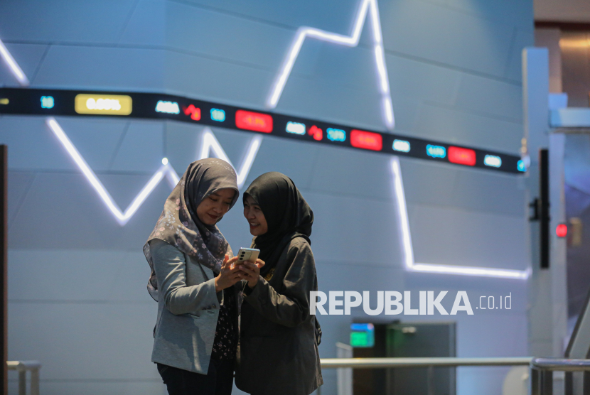 Pengunjung mengamati layar digital yang menampilkan data pergerakan  Indeks Harga Saham Gabungan (IHSG) di Bursa Efek Indonesia (BEI), Jakarta, Kamis (29/1/2026).