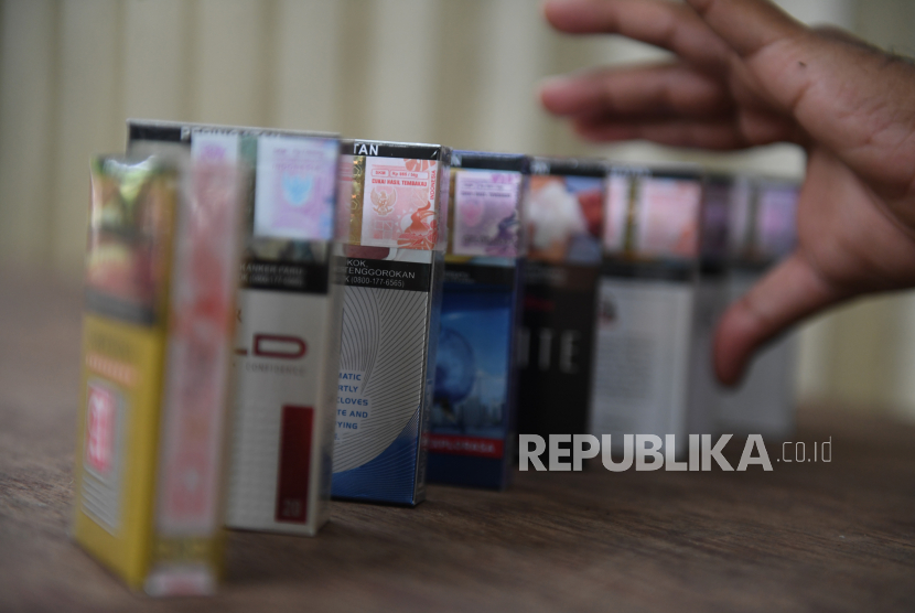 Presiden Joko Widodo (Jokowi) mengatakan rencana melarang penjualan rokok batangan atau eceran untuk menjaga kesehatan masyarakat. Aturan itu termuat dalam Keputusan Presiden RI Nomor 25 Tahun 2022 tentang Program Penyusunan Peraturan Pemerintah Tahun 2023.