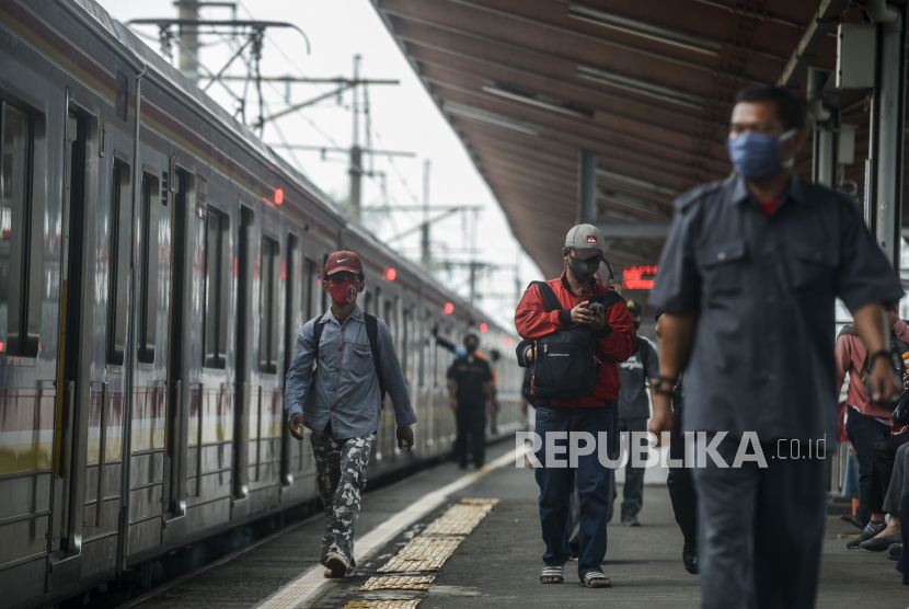 Sejumlah penumpang usai menaiki KRL Commuter Line di Stasiun Depok, Jawa Barat, Rabu (15/4). Penumpang KRL tujuan Depok terpantau berkurang pada Hari pertama pemberlakuan Pembatasan Sosial Berskala Besar (PSBB) di Kota Depok
