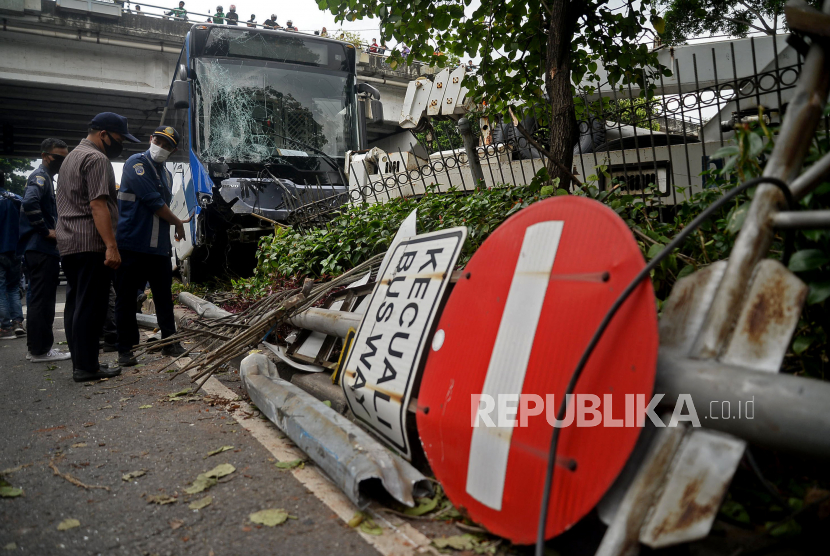 Sejumlah petugas berusaha mengevakuasi bus Transjakarta yang mengalami kecelakaan. (ilustrasi)