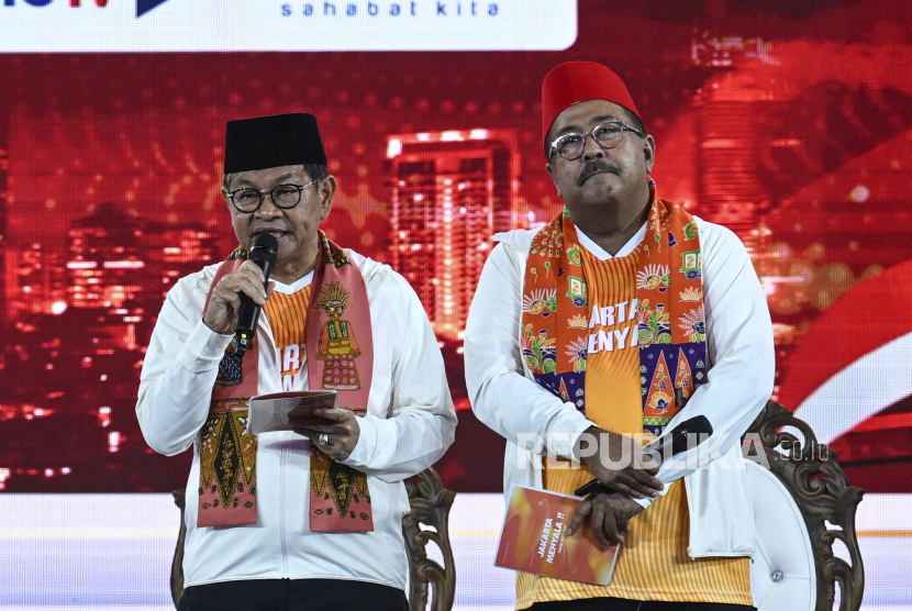 Pasangan calon Gubernur-Wakil Gubernur DKI Jakarta nomor urut tiga Pramono Anung (kiri) dan Rano Karno (kanan) menyampaikan visi misi pada debat pertama pasangan Calon Gubernur dan Wakil Gubernur DKI Jakarta tahun 2024 di JIExpo Kemayoran, Jakarta, Ahad (6/10/2024). Debat perdana tersebut mengangkat tema penguatan SDM dan transformasi Jakarta menjadi Kota Global. 