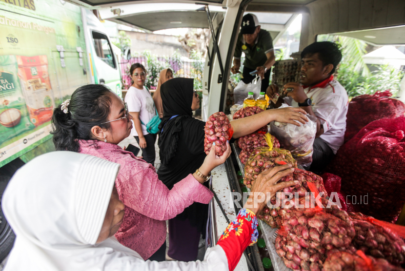 Warga membeli bawang merah saat kegiatan Gerakan Pangan Murah di Kantor Kelurahan Kebon Baru, Tebet, Jakarta, Kamis (2/5/2024). 