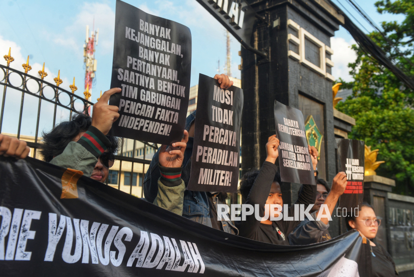 Sejumlah orang dari Kolektif Merpati menggelar aksi dukungan kepada Andrie Yunus di depan Markas Pusat Polisi Militer Angkatan Darat, Jakarta, Kamis (16/4/2026).