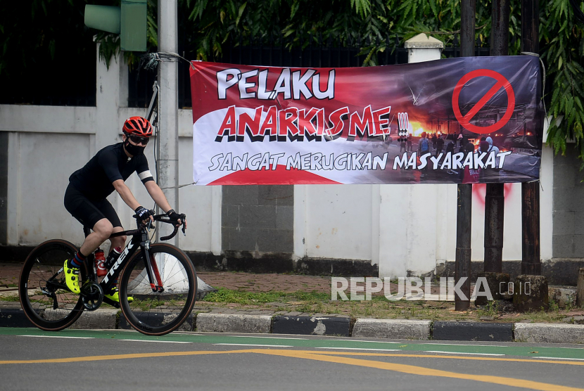 Sebuah spanduk penolakan anarkisme terpampang di salah satu sudut sekitar Jalan Imam Bonjol, Jakarta, Ahad (11/10). Selain mengganggu keamanan dan ketenteraman, kondisi kekacauan atau demo yang berujung anarkis membuat roda perekonomian warga terhambat.Prayogi/Republika