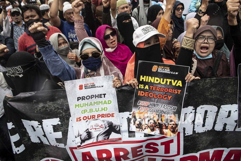 Massa membawa poster saat berunjuk rasa menentang penghinaan terhadap Nabi Muhammad SAW yang dilakukan oleh politisi India Nupur Sharma 