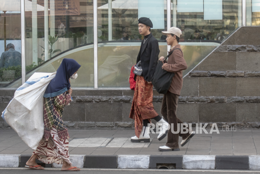 Warga berjalan di kawasan Taman Stasiun MRT Dukuh Atas, Jakarta, Kamis (14/7/2022). Juru Bicara Pemerintah Penanganan Covid-19 Wiku Adisasmito mengatakan, perbedaan pendapat terkait status pandemi Covid-19 saat ini perlu ditelaah lebih lanjut berdasarkan data kondisi Covid-19 di berbagai negara.