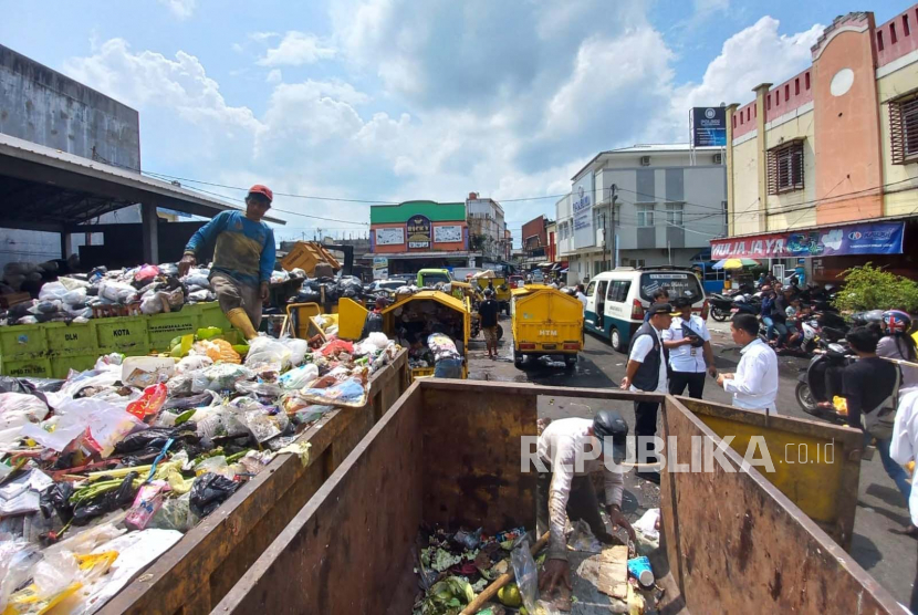 Penjabat (Pj) Wali Kota Tasikmalaya Cheka Virgowansyah meninjau tumpukan sampah di TPS Pasar Lama atau Depo Sampah Mayasari, Kota Tasikmalaya, Jawa Barat, Rabu (26/4/2023).