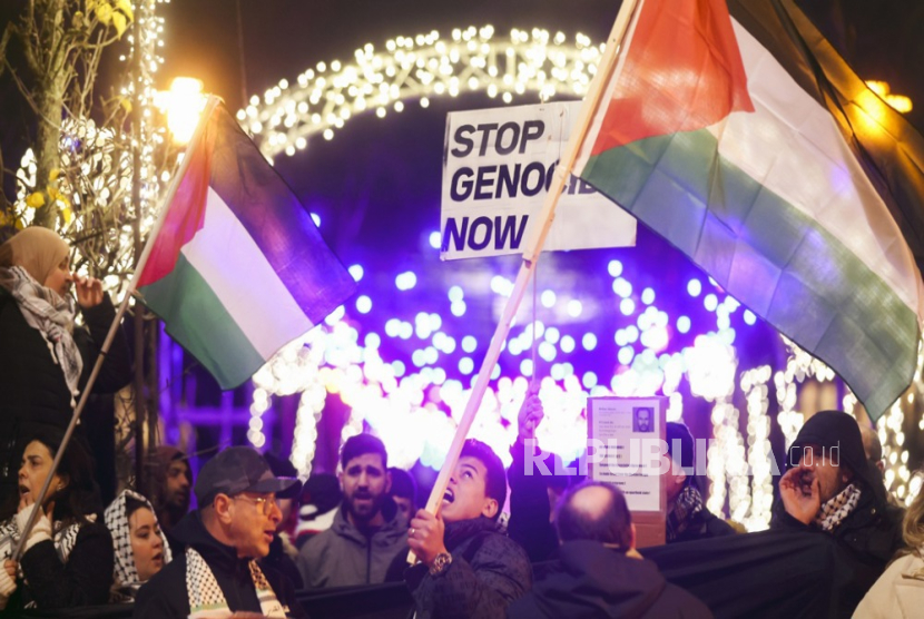Masyarakat mengambil bagian dalam demonstrasi pro-Palestina di distrik Eropa di sela-sela Dewan Eropa di Brussels, Belgia, 14 Desember 2023.