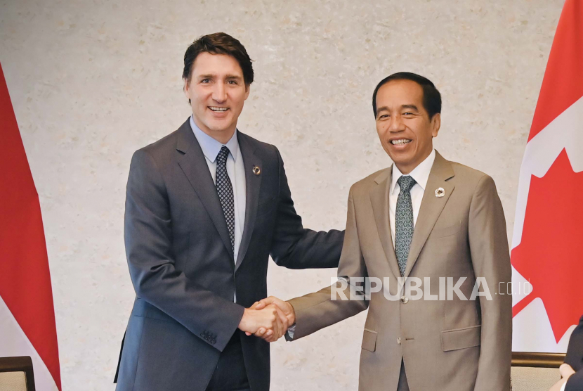 Perdana Menteri Kanada Justin Trudeau dan Presiden Indonesia Joko Widodo (kanan).