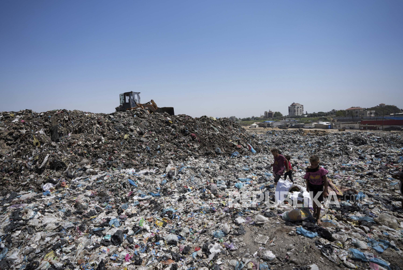 Warga Palestina memilah sampah di tempat pembuangan sampah di kamp pengungsi Nuseirat, Jalur Gaza, Kamis (20/6/2024). Konflik yang terjadi di wilayah Gaza telah menghancurkan sistem sanitasi serta membuat sebagian besar penduduk mengungsi dan tinggal di tenda-tenda. Kondisi ini diperburuk oleh air yang terkontaminasi limbah dan tumpukan sampah yang semakin banyak.