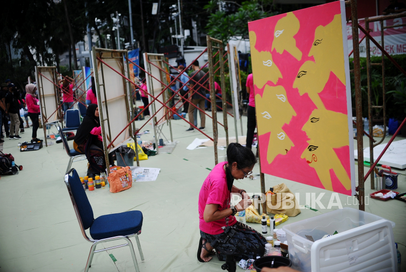 Warga melukis saat Hari Bebas Kendaraan Bermotor ( HBKB) di kawasan Sudirman, Jakarta Pusat, Ahad (22/5/2022). Pemerintah Provinsi (Pemprov) DKI Jakarta kembali menggelar Hari Bebas Kendaraan Bermotor (HBKB) di sejumlah ruas jalan Ibu Kota seiring dengan masa transisi menuju endemi setelah melandainya kasus Covid-19 di DKI Jakarta. HBKB tersebut digelar mulai pukul 06.00 – 10.00 WIB dalam rangka meningkatkan kualitas udara di Jakarta. Republika/Thoudy Badai