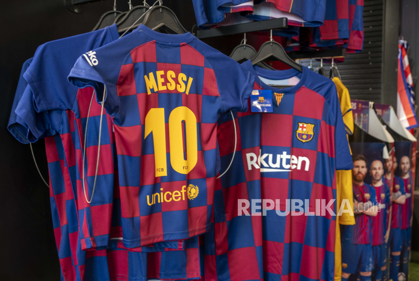  Kaos Lionel Messi dipajang di toko suvenir di pusat Kota Madrid, Spanyol, Jumat, 6 Agustus 2021. Messi hengkang setelah memimpin Barcelona ke tahun-tahun paling gemilang. Dia membantu klub memenangkan 35 gelar, termasuk Liga Champions empat kali, Liga Spanyol 10 kali, Copa del Rey tujuh kali, dan Piala Super Spanyol delapan kali.