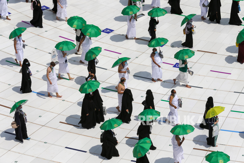 60 Ribu Payung Dibagikan di Masjidil Haram. Jamaah haji melakukan Tawaf di sekitar Kabah.