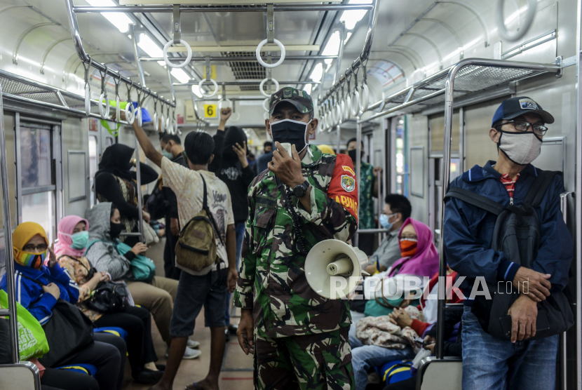 Anggota TNI saat menghimbau penumpang KRL di Stasiun Manggarai, Jakarta, Kamis (28/5). Kedisiplinan protokol kesehatan di lingkungan KRL itu dilakukan menjelang diberlakukannya tatanan normal baru