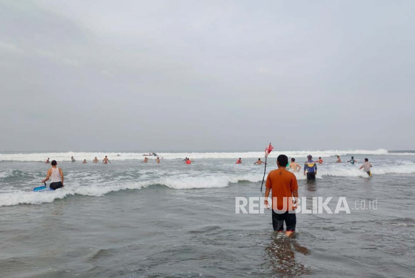 Pantai Pangandaran. Seorang anggota polisi meninggal saat menyelamatkan wisata yang tenggelam di Pangandaran