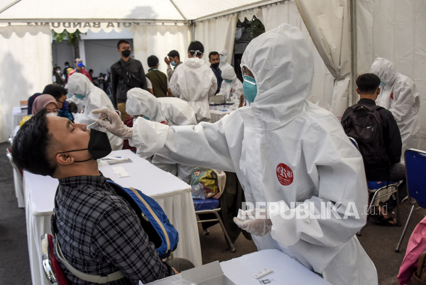 Sejumlah warga menjalani swab antigen. 