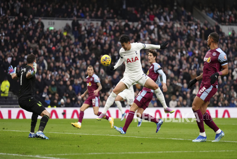 Son Heung-Min dari Tottenham Hotspur melakukan sundulan ke gawang saat gol pembuka pertandingan sepak bola Liga Premier Inggris antara Tottenham Hotspur dan Aston Villa di Stadion Tottenham Hotspur di London, Ahad (26/11/2023).