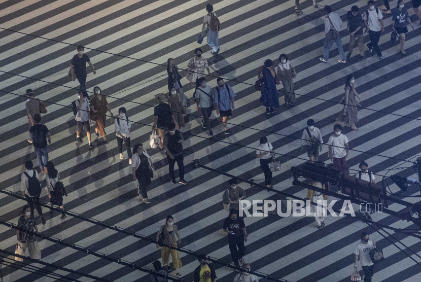 Sejumlah warga menyeberang jalan di kota Shinjuku, Tokyo, Jepang. ilustrasi
