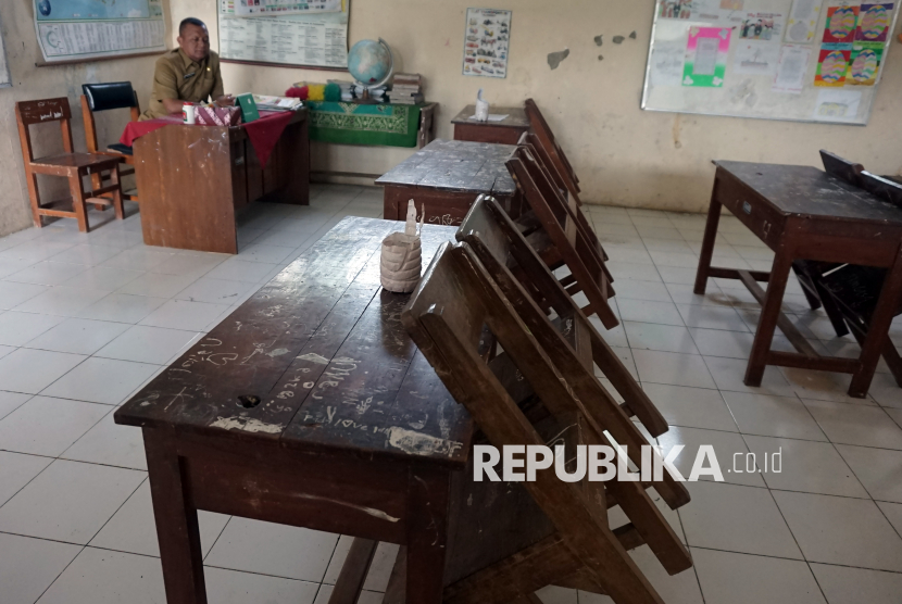 Deretan Kursi Kosong Warnai Hari Pertama Masuk Sekolah di Batang