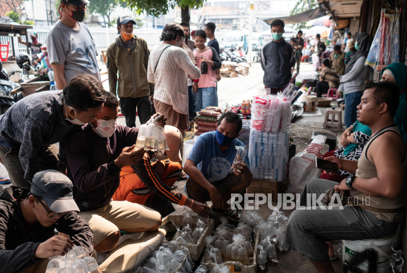 Suasana pasar ikan hias di kawasan Jatinegara, Jakarta, Ahad (19/4). Meski pembatasan sosial berskala besar (PSBB) telah diterapkan namun kawasan pasar ikan hias tersebut masih dipadati pengunjung
